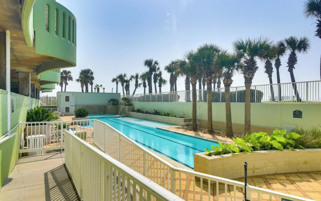 Pool Access, Walk to Beach: Galveston Condo!