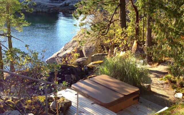 Pointhouse Suites On Sargeant Bay