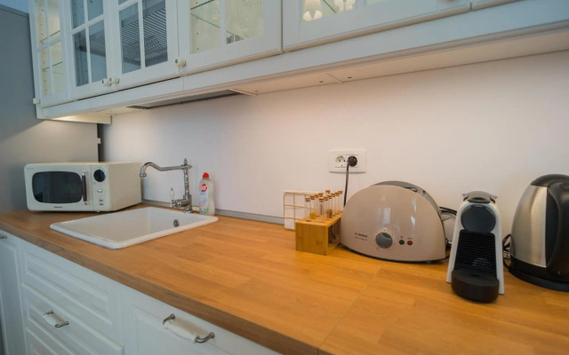 Central 1BR - city view + large balcony + Netflix