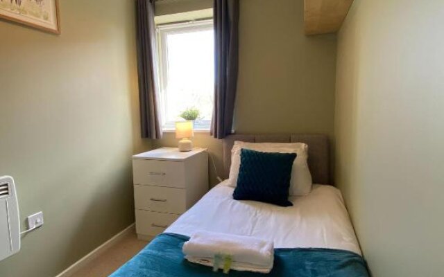 Modern Two Bedroom Apartment with Free Parking, Wifi and Netflix by HP Accommodation