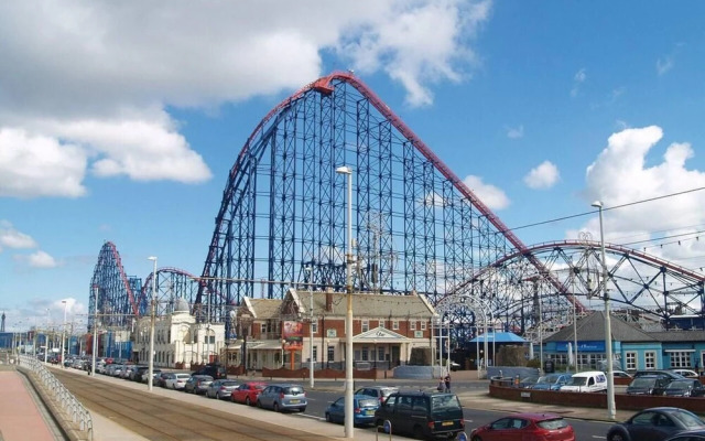 Impeccable 4-bed House in Blackpool