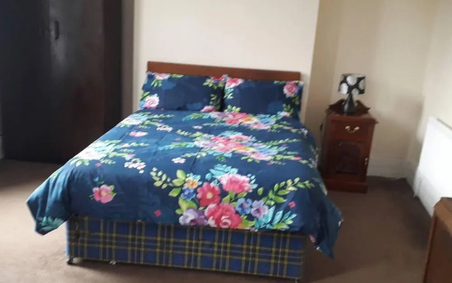 Grand 4-bed Quasi Semi House in Manchester