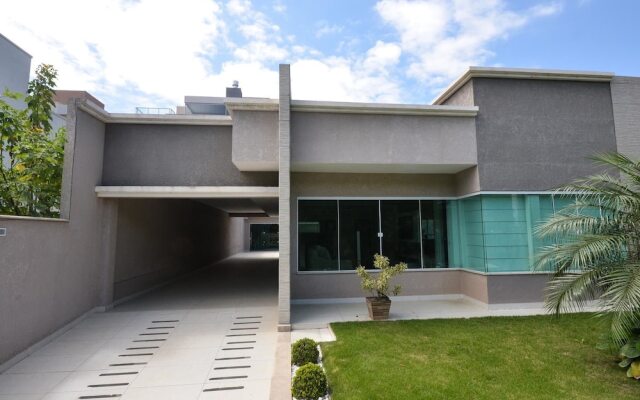 Casa 05 Dormitórios na Praia de Bombas