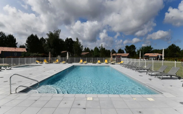 Secluded Chalet in Hourtin With Swimming Pool