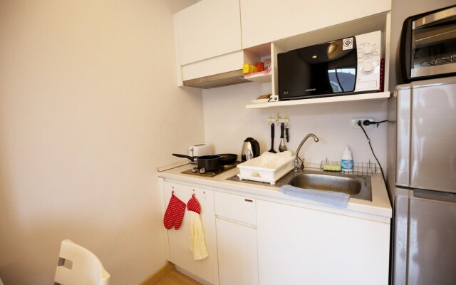 Cozy Thonglor by Pat