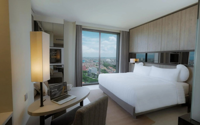 Whiz Luxe Hotel Spazio Surabaya