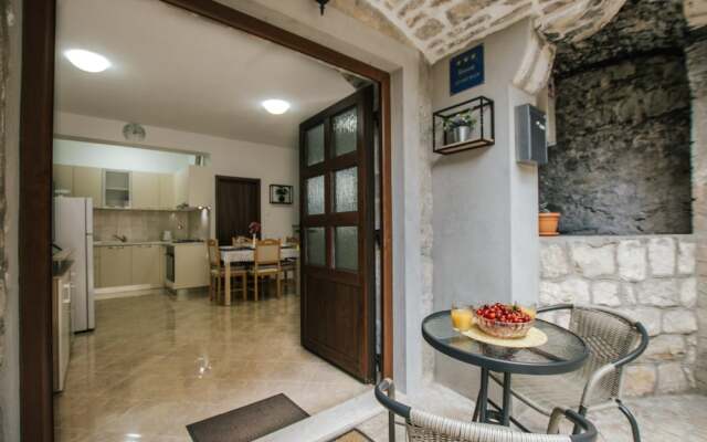 Modern Traditional Apartment w Patio, Near Beach