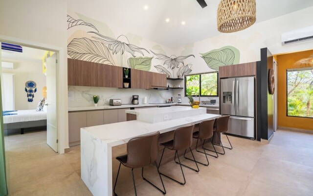 New Oasis in Gated Community With Pool Breakfast