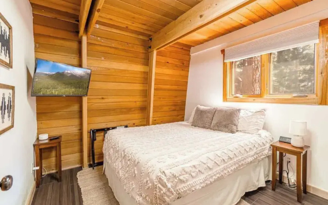 The Canoe Cabin