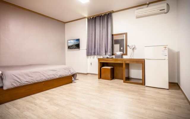 Naiad Pension & Motel