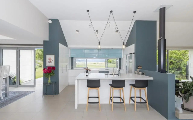 The Lakehouse - Cromwell Holiday Home