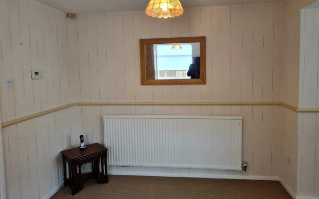 Immaculate 3-bed House With Free Parking in Bolton