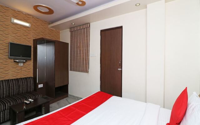 OYO 4011 Hotel Travellers Inn