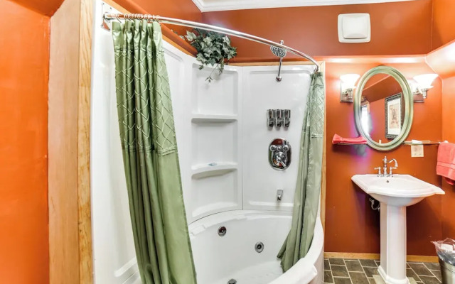 Downtown Yankton Suite: Walk to Restaurants!