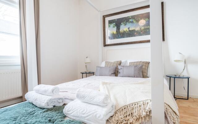 Classic Belgravia Home by Victoria Station by Underthedoormat