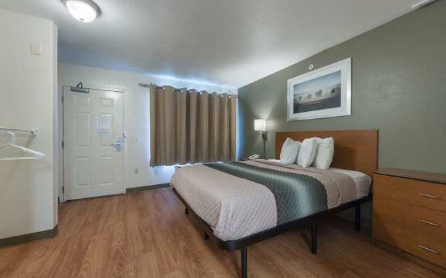 HomeTowne Studios by Red Roof Dallas - Irving