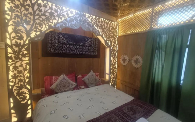 Houseboat Shamus Maqbool