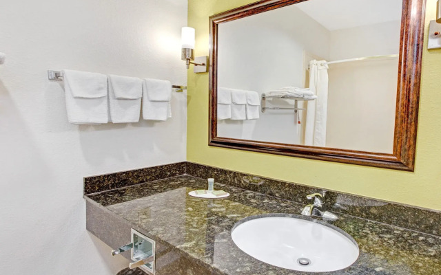 Scottish Inn and Suites La Porte