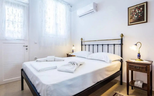 Neoclassical apartment with 3 bedrooms in Piraeus