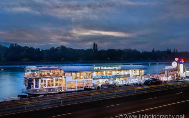 Vogue Apartments Room