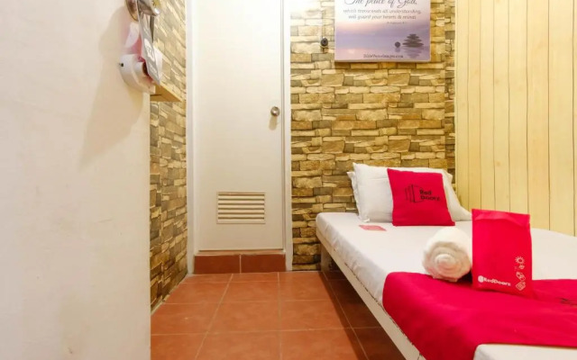 RedDoorz near OWWA Pasay