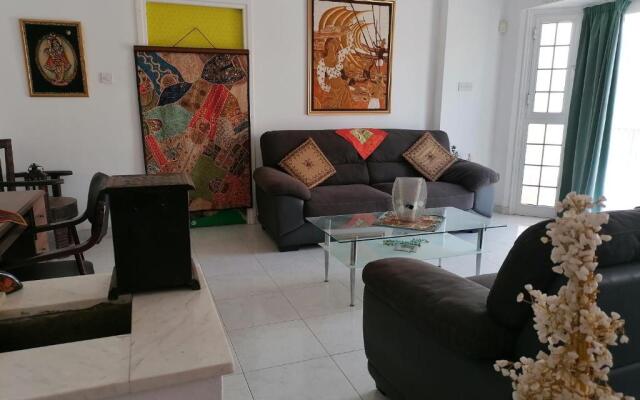 Nirvana ArtHouse 2km from LCA center