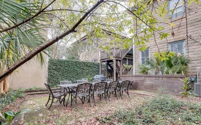 Comfortable Escape 2BR Historic Downtown