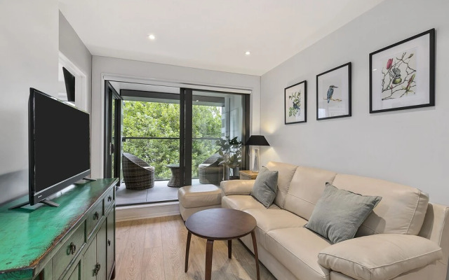 Chic 2BR Pool & Gym - Steps to Ponsonby
