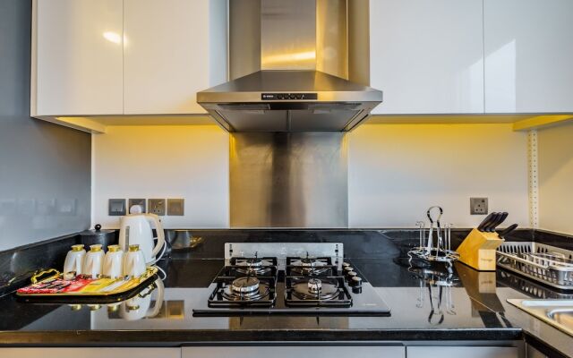 Stunning 2BR with Balcony-Canal View