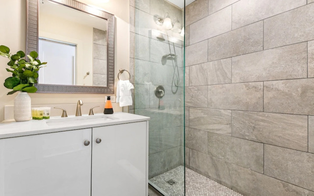 Elegant Studio Near French Quarter
