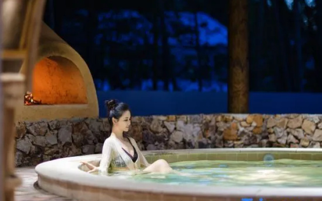 Fifth Season · Provence Private Hot Spring Homestay – People – Changzhou