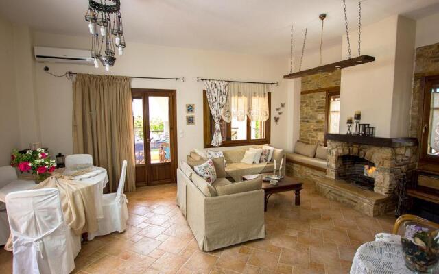 Rustic, luxurious,garden villa 70m from the sea