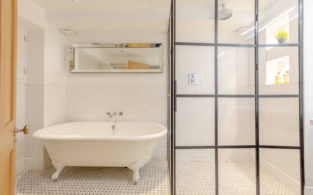 Sleek & Stylish 2BD Flat - Warren Street