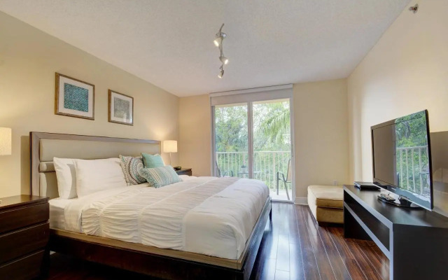 Renovated 2/2 Unit at Yacht Club/Aventura