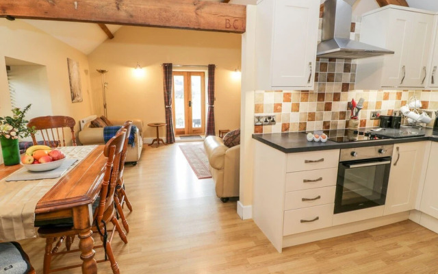 The Granary, Dee Valley Escape With hot tub