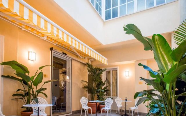 Tree Charme Parliament Suites