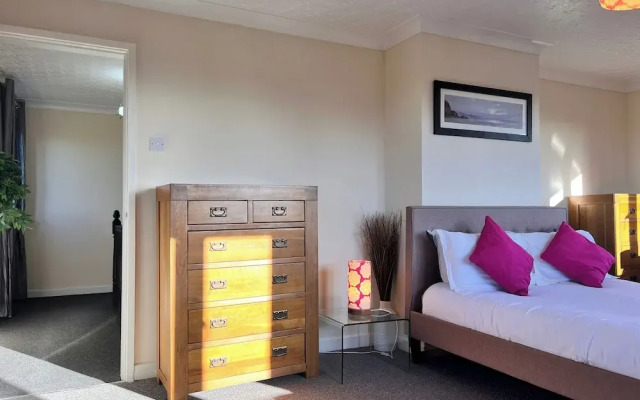 4 Bedroom Detached Farmhouse Mountain Views