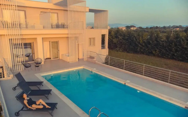 IO Luxury Pool & Hot Tub Suites