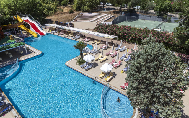 Voxx Resort
