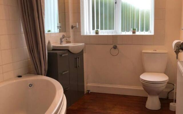 ACE Largs Ground Floor Apartment with Garden