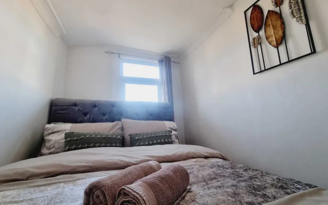 Elegant 4-bed House in Dartford