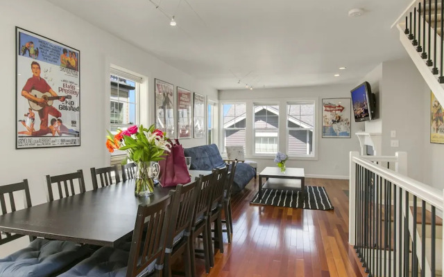 Seattle Vacation Home: The Library