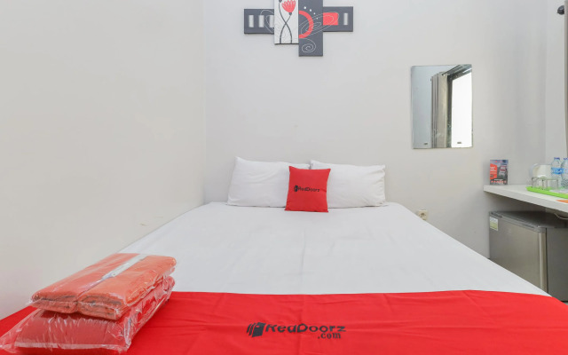 RedDoorz Plus @ K23 Rungkut Madya