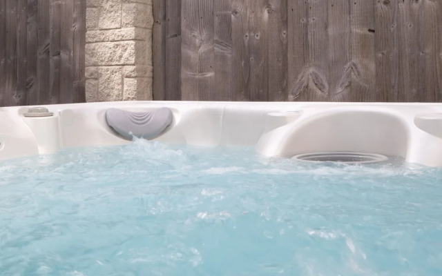 Glynmar - Sea Glimpses Hot Tub Pool Table