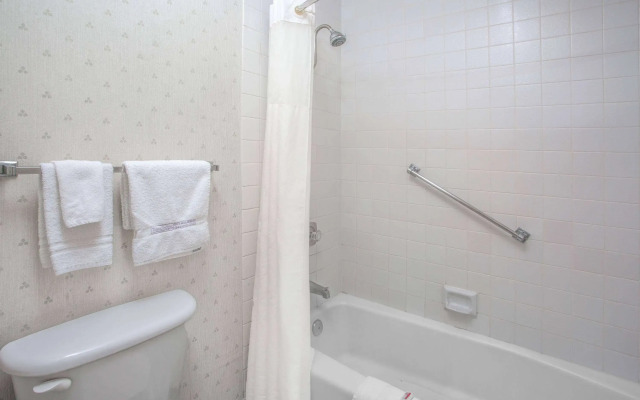 Travelodge by Wyndham Costa Mesa Newport Beach Hacienda
