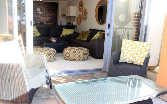 Sunlit Apartment Muizenberg Beachfront