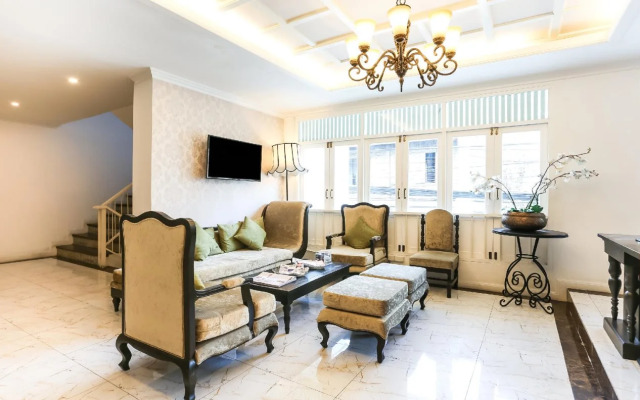 B2 Riverside Colonial Hotel