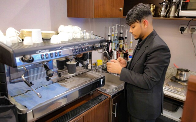 Laten Suites Al Salim Plaza
