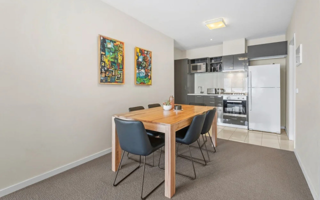 Chic Inner City Convenience, With Secure Parking – Guest Rooms – Melbourne