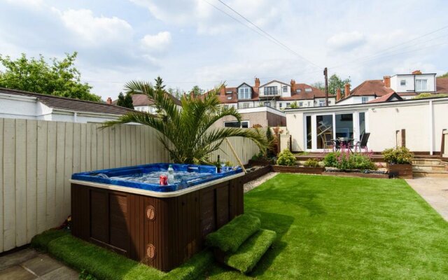 City Retreat, Spacious 4 Bed House, Games Room, Parking, Hot Tub & BBQ